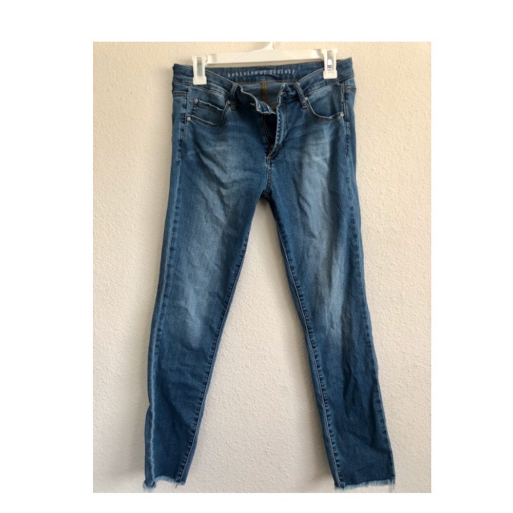 Frayed cropped jeans